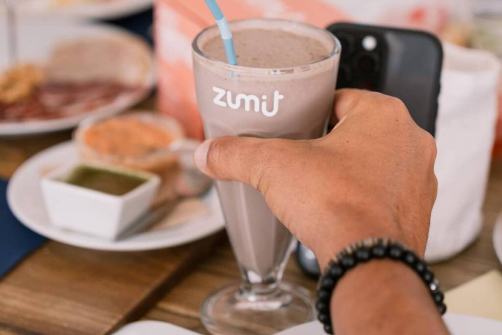 Milkshake Zumit Pure Chocolate, con chocolate y helado de vainilla en una mano